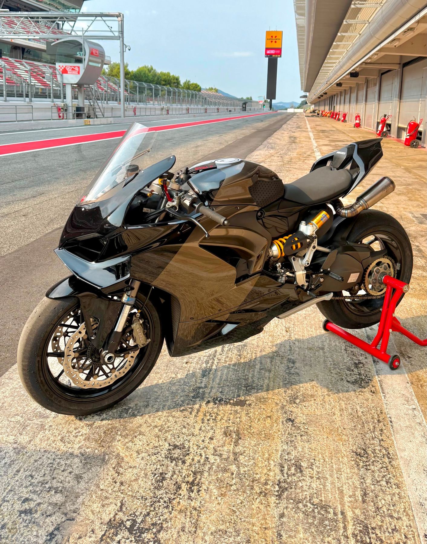 Ducati en el pit lane de Barcelona