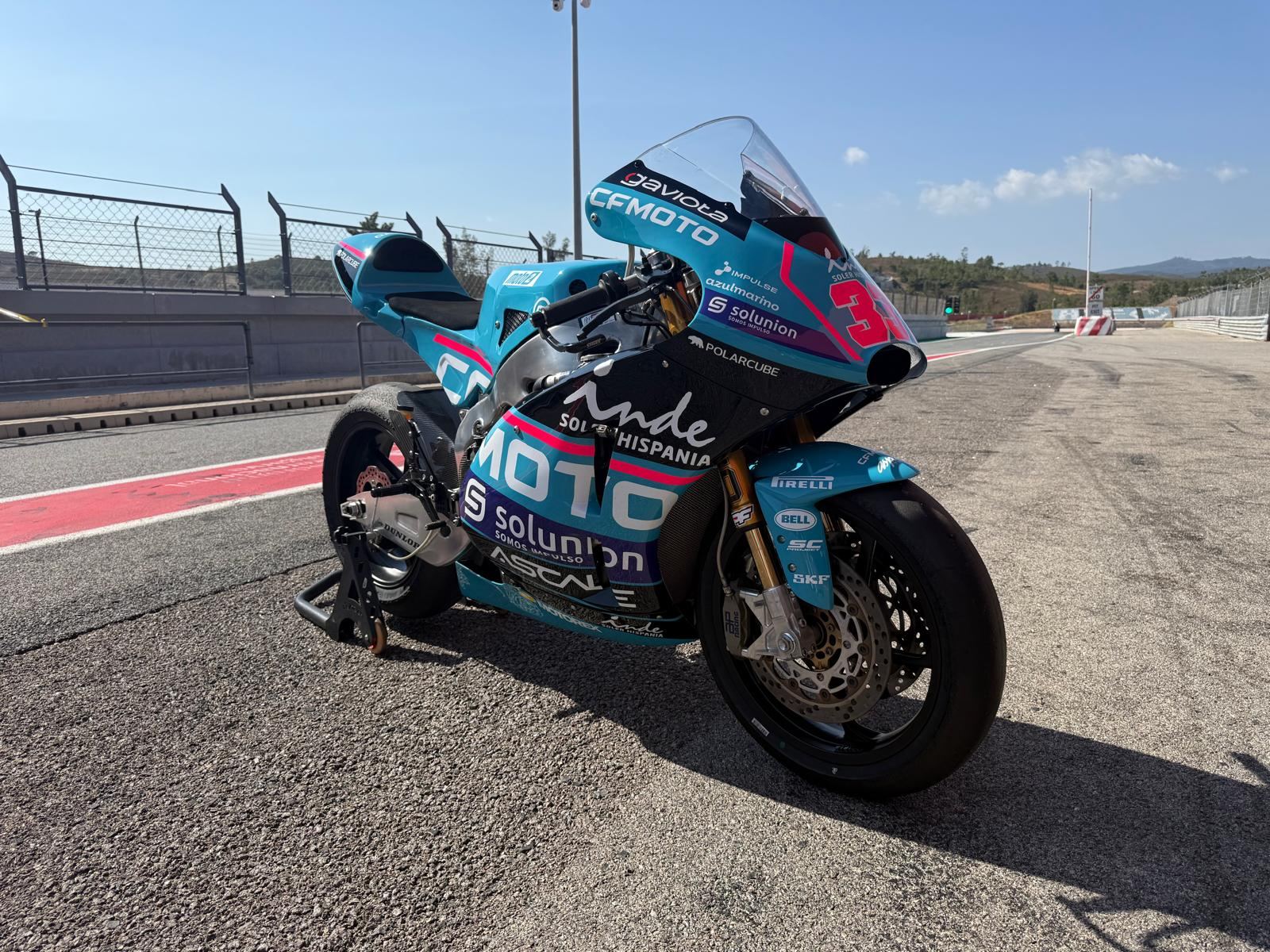 Moto2 en el pit lane